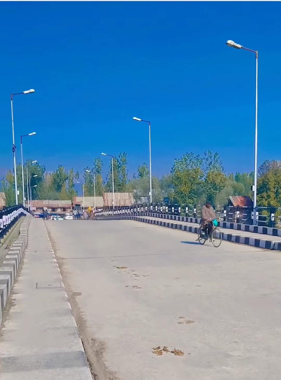 Defunct streetlights on important Hajin bridge pose security hazards – Kashmir Reader
