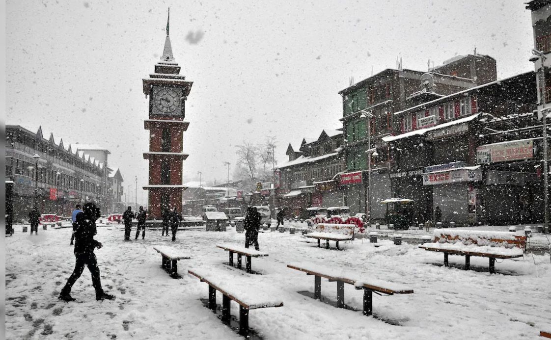 Main Snowfall Hits Street, Air Visitors In Kashmir – Kashmir Reader