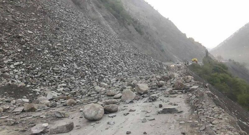 Mudslides, Capturing Stones Shut Freeway For Over 16 Hours – Kashmir Reader